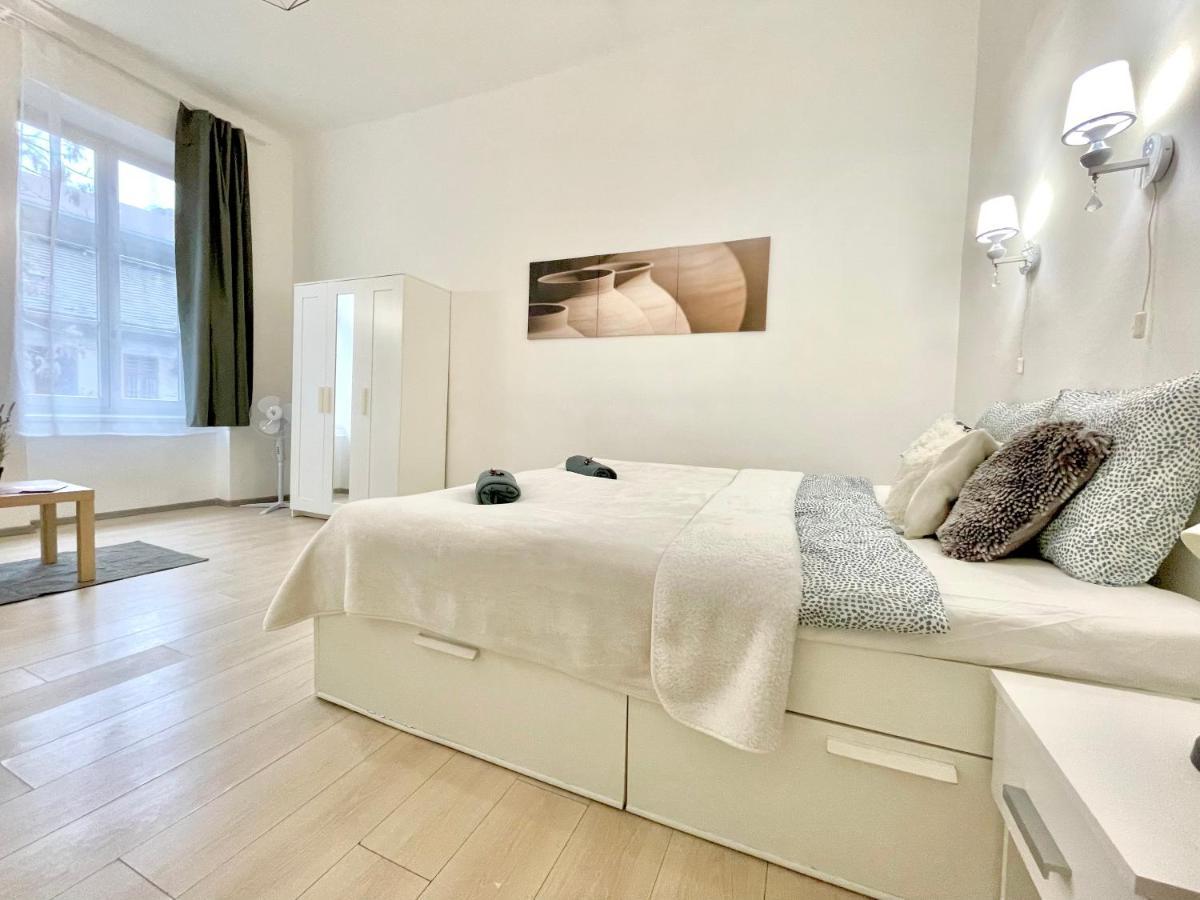 White Apartment Near The Famous New York Cafe Budapest Luaran gambar